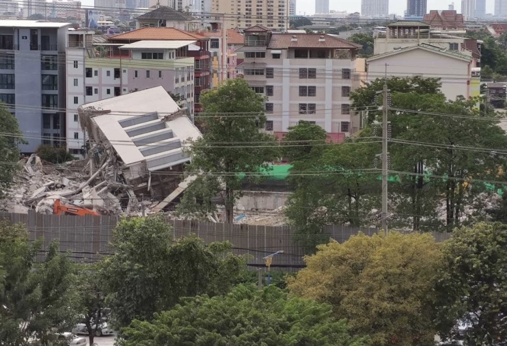 Oud 6 verdiepingen tellend appartementencomplex in Nonthaburi stort in, twee bouwvakkers raakte gewond