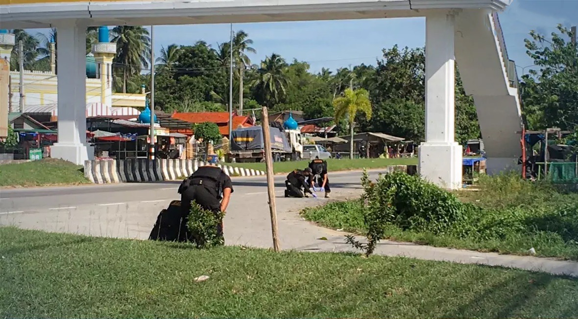 Opstandelingen in Pattani blazen patrouille auto op, waarbij 5 mensen gewond raakten