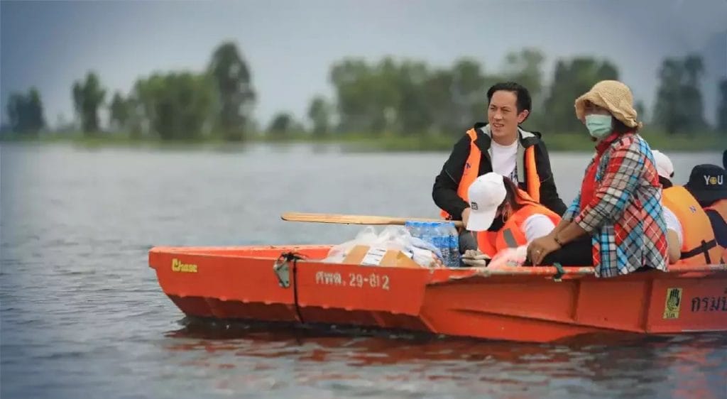 Thaise burgerij doneert overlevingstassen aan slachtoffers van overstromingen in Suphan Buri