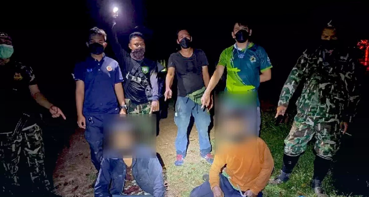 Rangers hebben in het nationaal park Prachin Buri van Thailand twee gewapende mannen gearresteerd