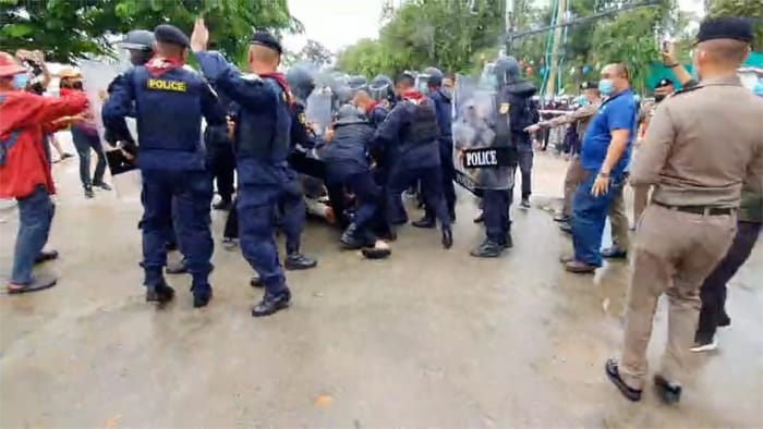 Oproerpolitie en pro-democratische demonstranten komen tijdens het bezoek van de vice-premier in Khon Kaen voor elkaar te staan