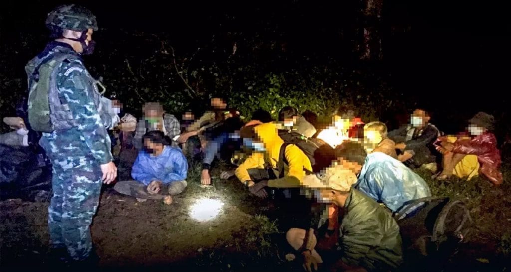 Chiang Mai Task Force van Chiang Mai arresteert 48 uit Myanmar afkomstige migranten wegens illegale binnenkomst