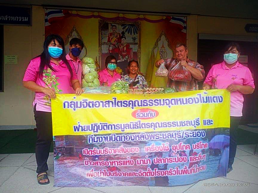Burgers uit Thailand en Nederlandse expats met een goed hart geven overlevingstassen aan de slachtoffers van overstromingen in Ayutthaya