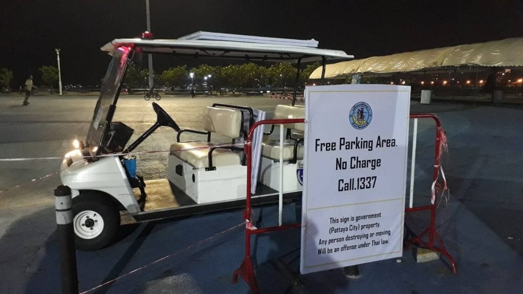 Op de Bali Hai pier in Pattaya zijn “Vrij parkeerborden” geplaatst na klachten over ordinaire oplichting