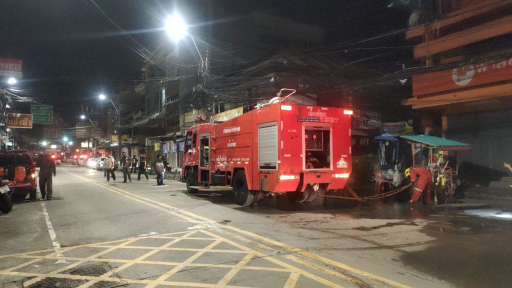 Bij een brand in een souvenir winkel op de Lan Pho Naklua markt is het hele interieur naar de ratsmodee gegaan