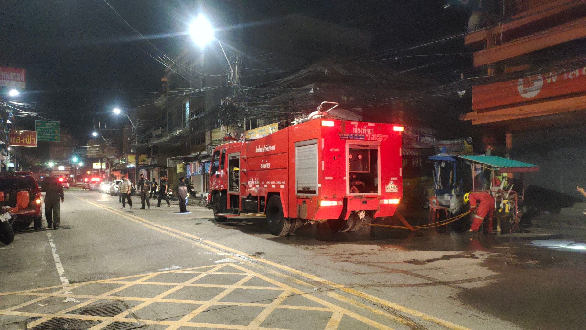 Bij een brand in een souvenir winkel op de Lan Pho Naklua markt is het hele interieur naar de ratsmodee gegaan
