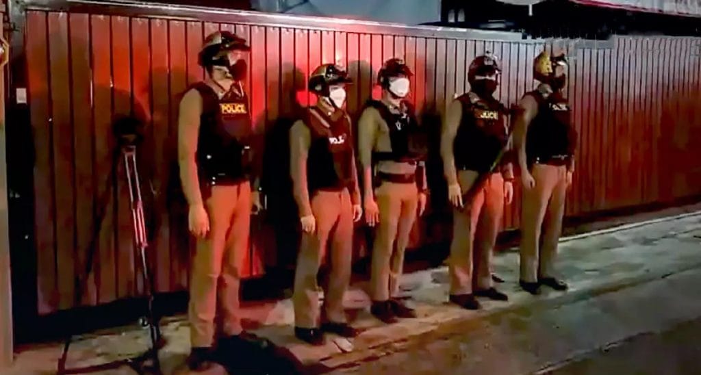Bewoners van het Din Daeng door de politie Bangkok gewaarschuwd om na 22:00 uur niet meer de straat op te gaan