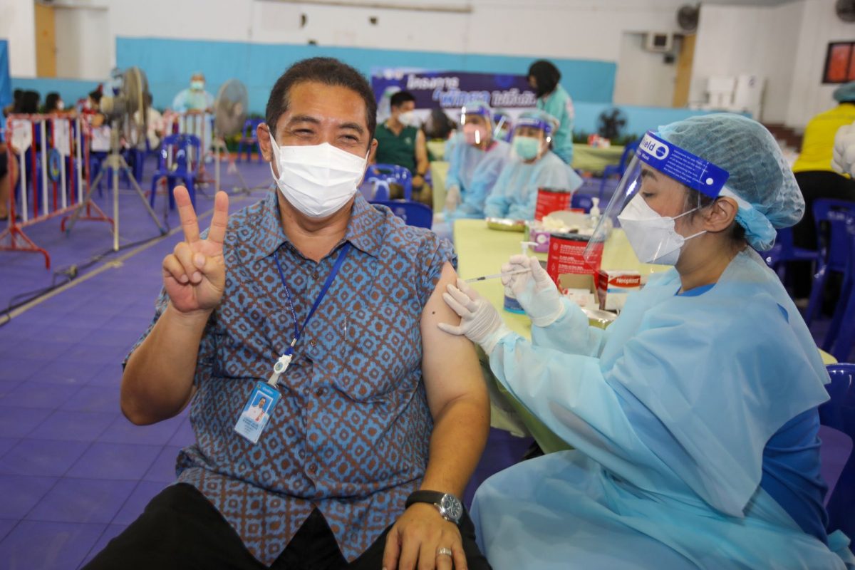 De burgemeester en tientallen inwoners van Pattaya in Thailand kregen gisteren hun derde dosis Covid19 vaccin, wat als “booster” moet dienen