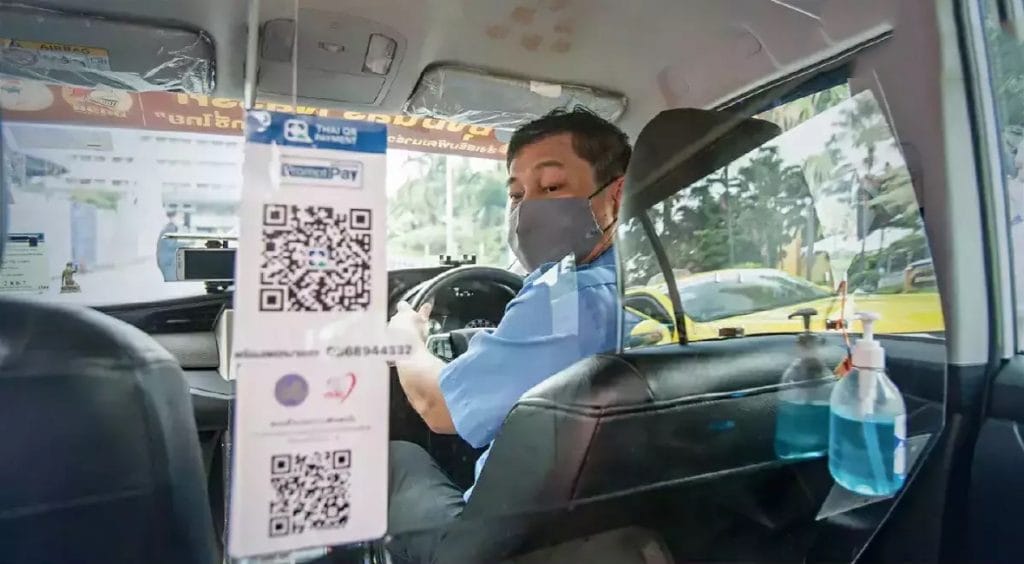 De scheidingswanden in taxi’s verwelkomd door Bangkokianen, zo blijkt uit enquêtes