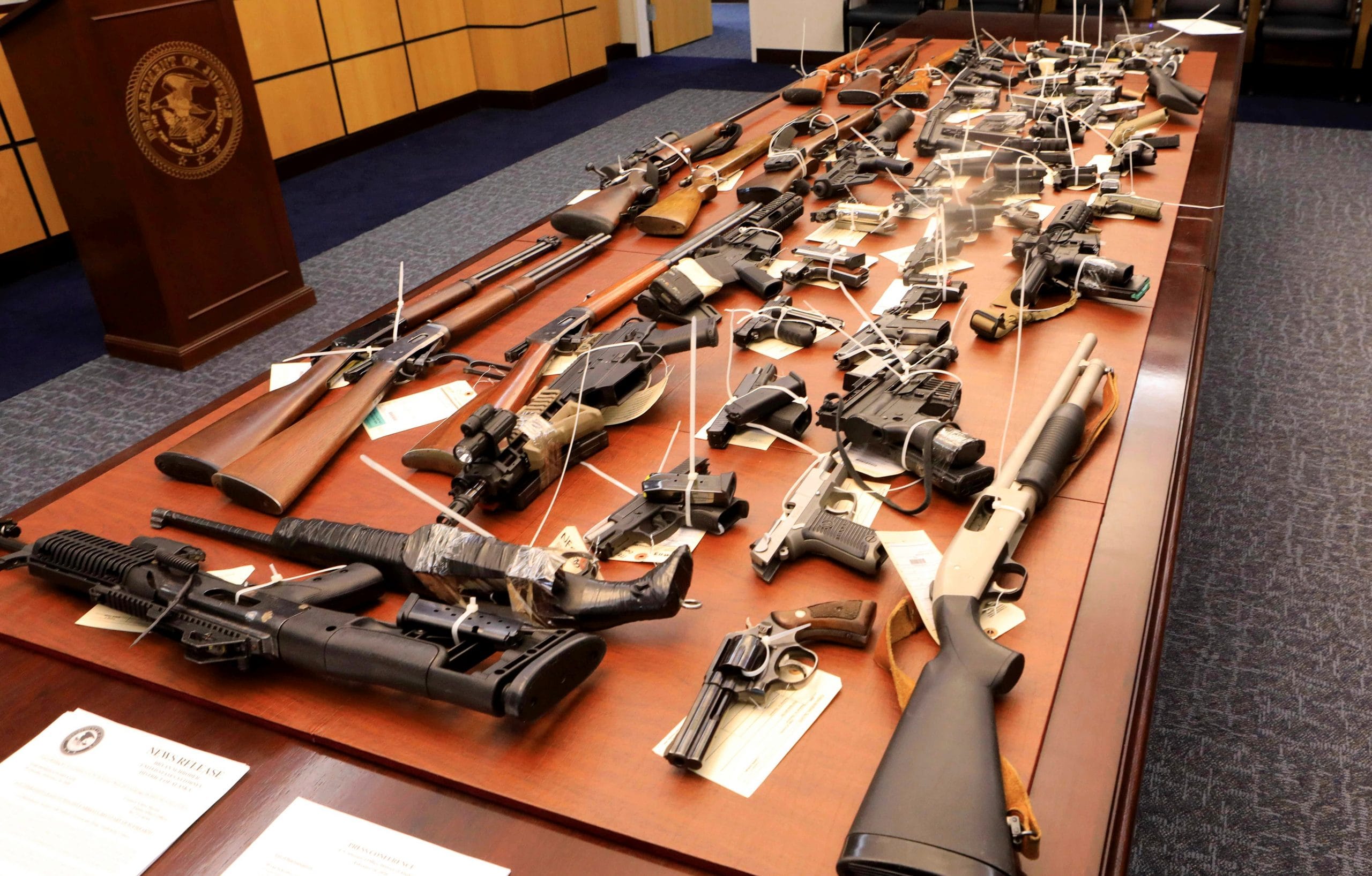 Landelijke opsporing van illegale vuurwapens in Thailand brengt 300 geweren boven water waarbij 51 mensen werden gearresteerd