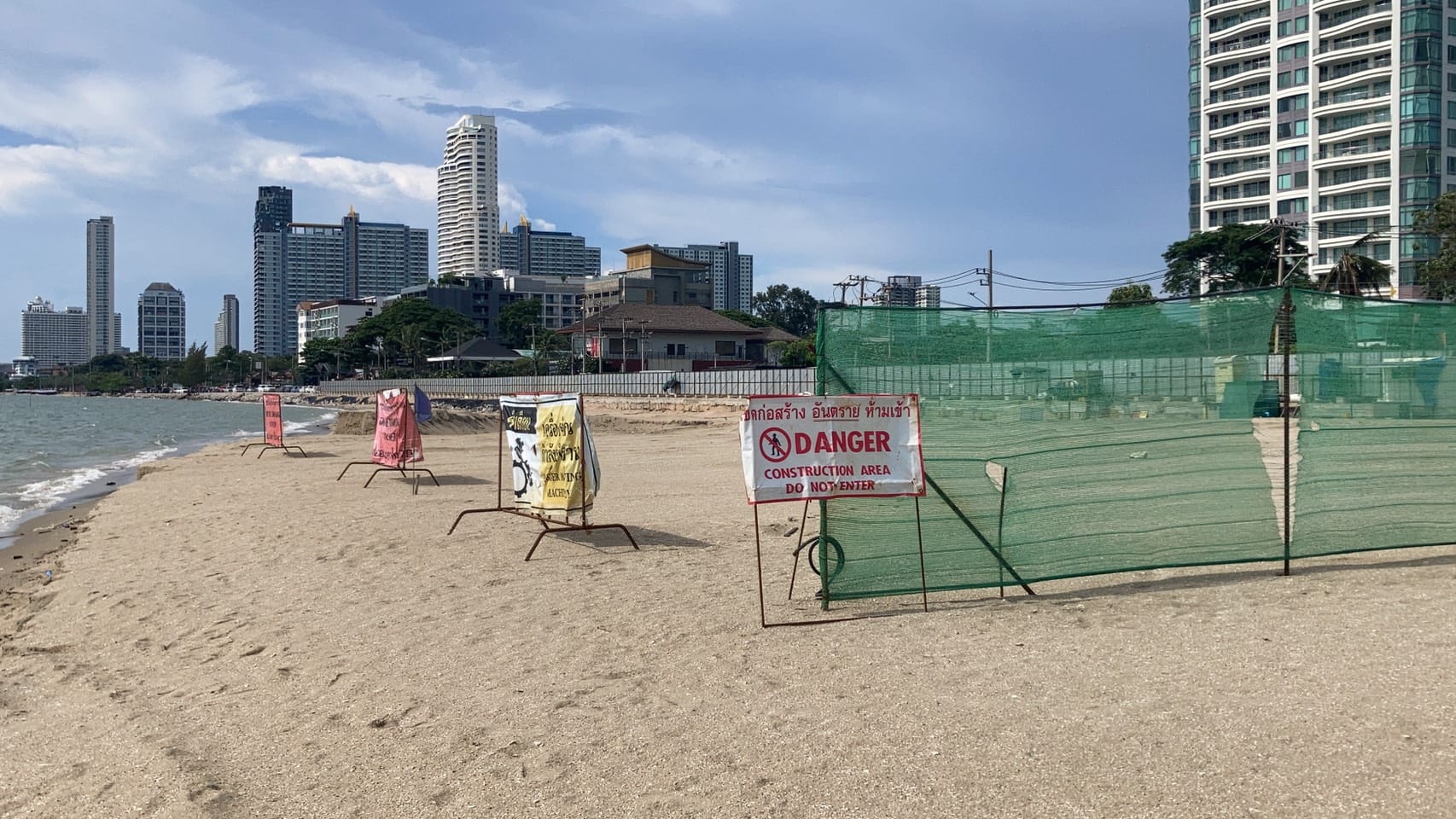 VIDEOCLIP | Strandrenovatie Jomtien onderbroken nadat baggerschip mechanische problemen ervaart