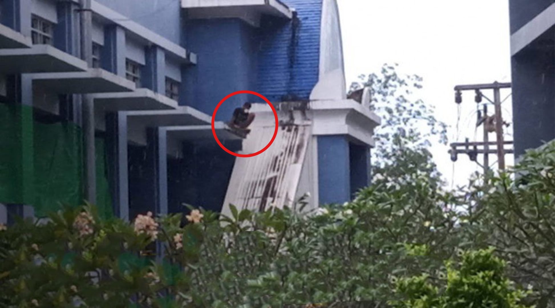 Oorlog onder Covid19 patiënten in een veldhospitaal in Surat Thani, waarbij een patiënt met een schaar aangevallen werd