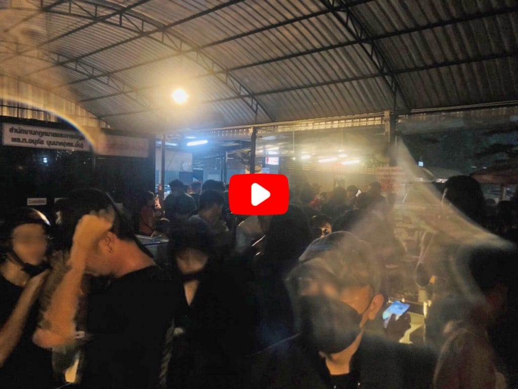VIDEOCLIP | Twintig mensen in een restaurant in Pattaya gearresteerd voor het aan de laars lappen van de Covid19 maatregelen