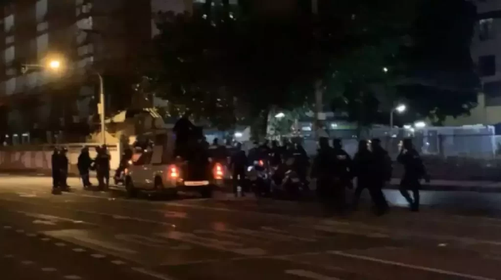 Lid oproerpolitie van Bangkok tijdens confrontatie met demonstranten in de buurt van Din Daeng flat in het hoofd geschoten