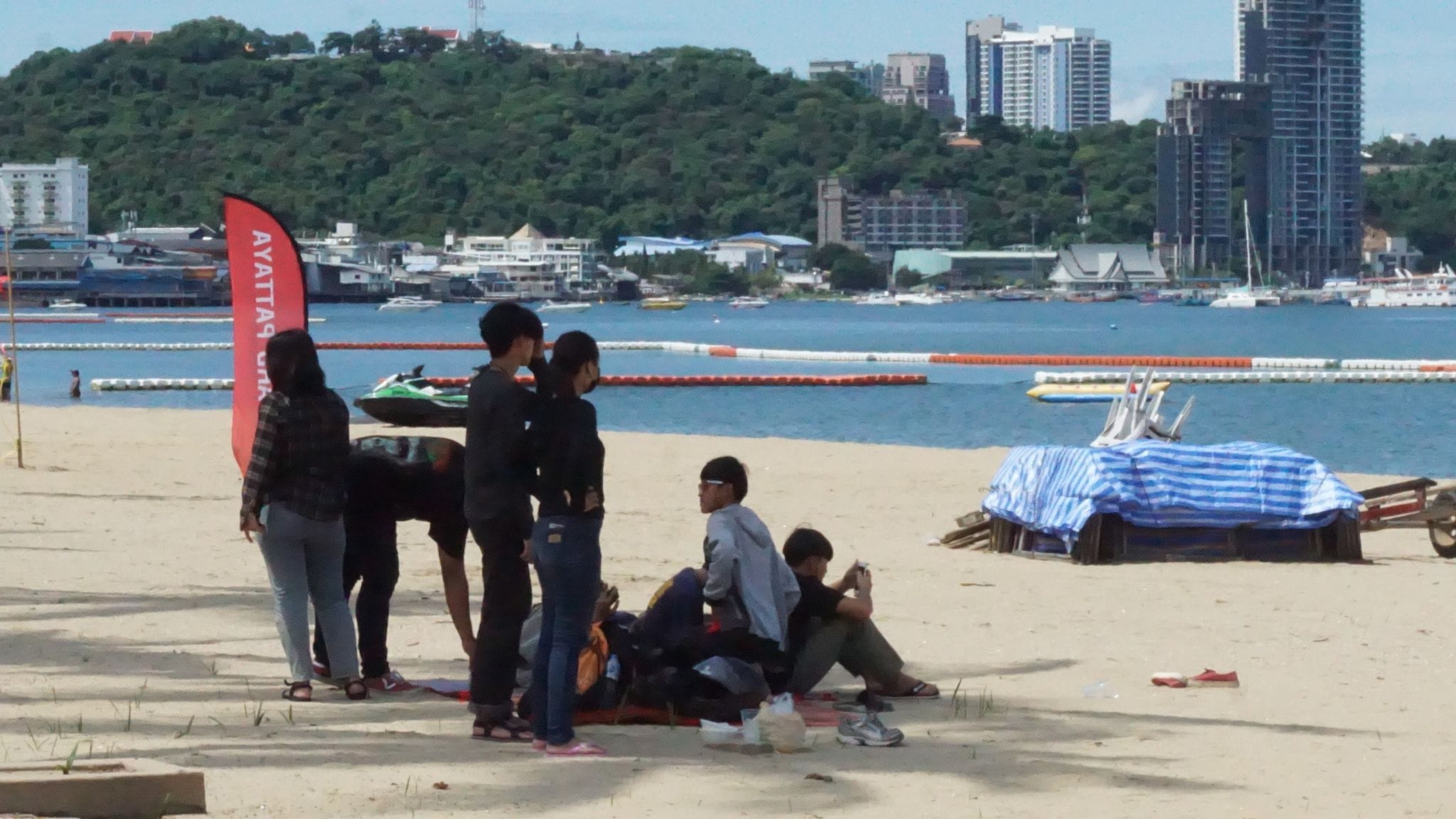 De handel van de strandverkopers in Pattaya is aan de beterende hand, vooral in het weekend