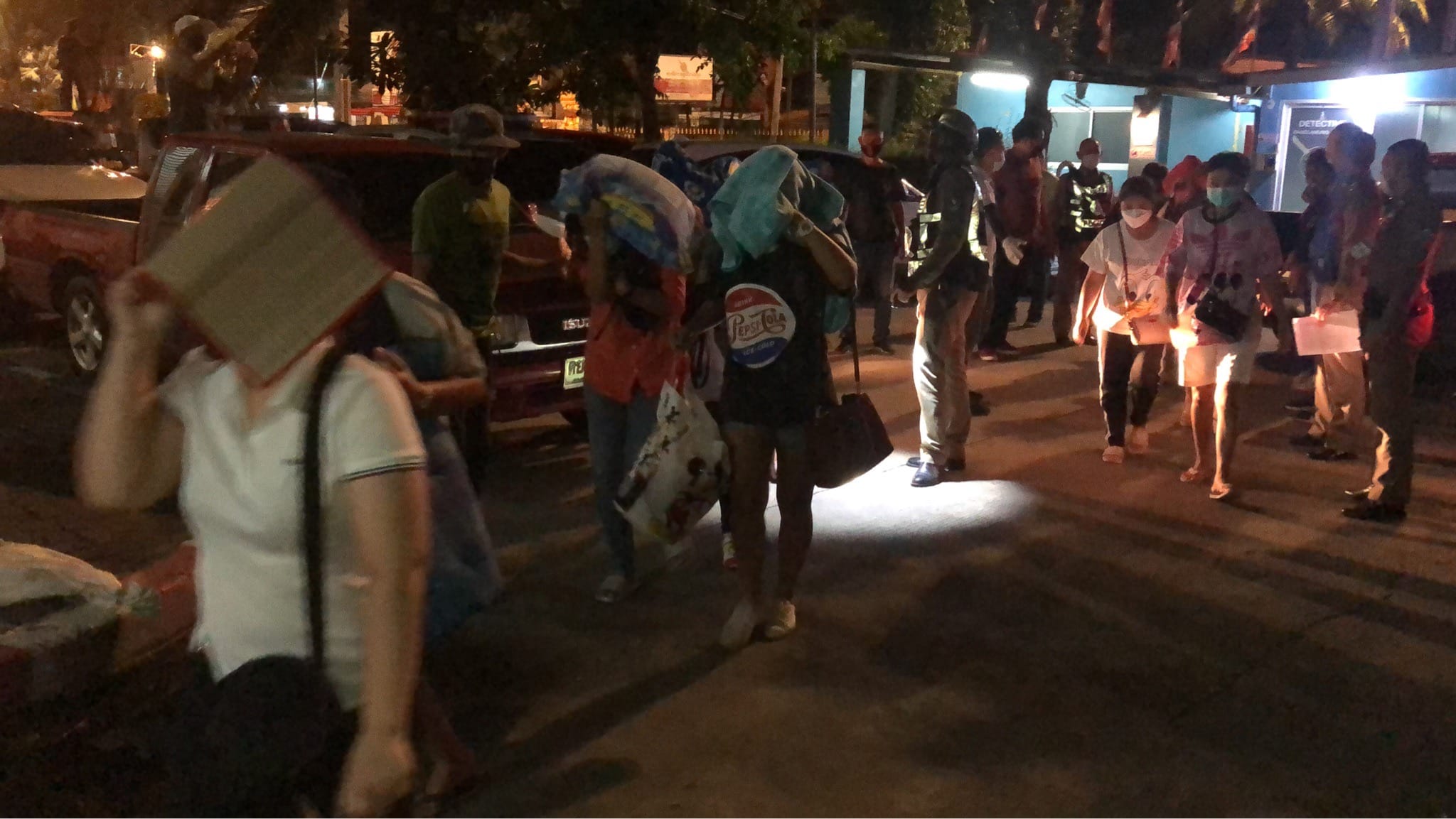 Dertig vermeende gokkers bij een inval in een illegale gokhal in Pattaya gearresteerd