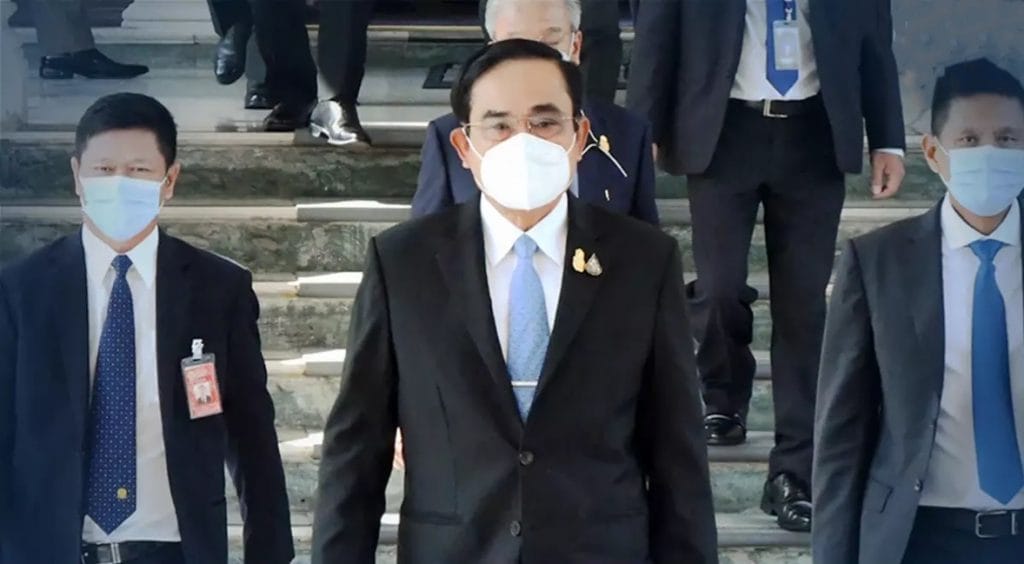 Premier Prayut negeert de vragen over waarom Thailand niet voor democratietop werd uitgenodigd