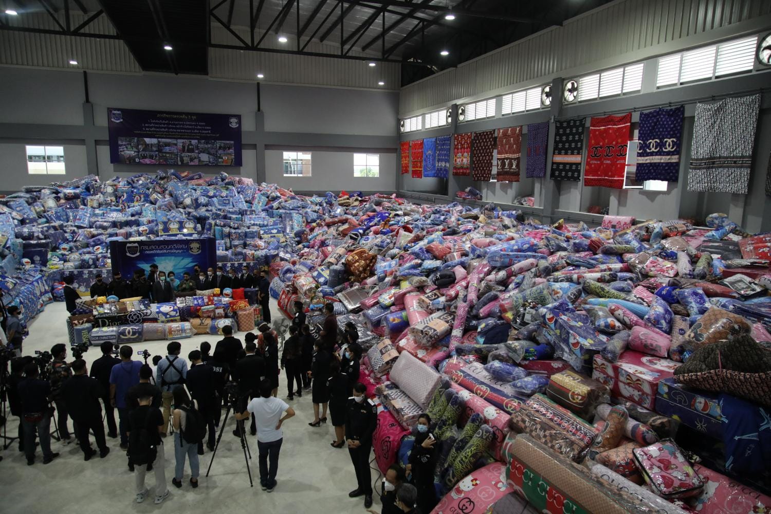 Politie-invallen in Rayong en Pathum Thani leveren 40 miljoen baht aan namaakgoederen op