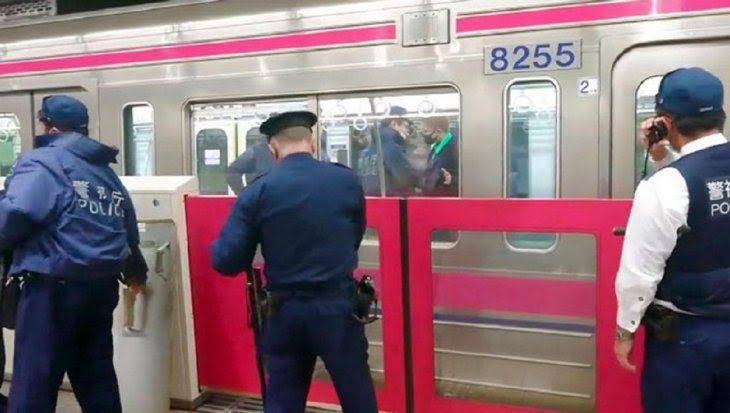 Man verkleed als “The Joker” uit de film Batman verwondt 17 mensen in trein Tokio