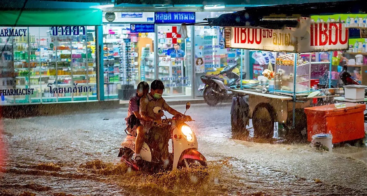 Het zuiden van Thailand moet alert zijn op overstromingen en aardverschuivingen vanwege hevige regenval.