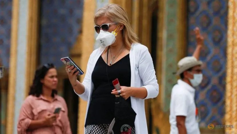 🎥 | Buitenlanders in Thailand gewaarschuwd voor het niet dragen van mondkapjes