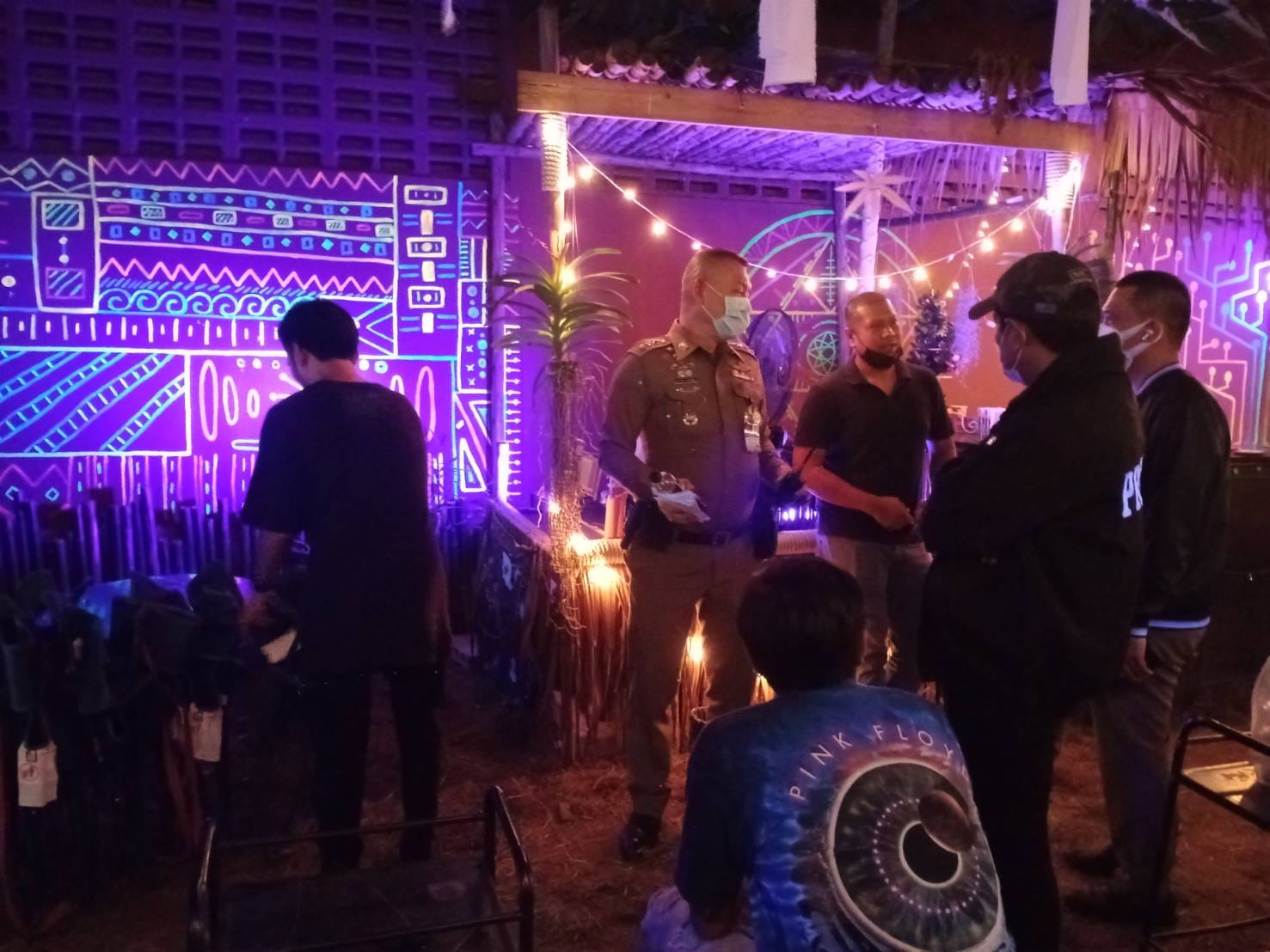 Politie Pattaya viel de horecagelegenheid ‘Babylon Pattaya’ binnen en maakt een einde aan het hapje en het drankje