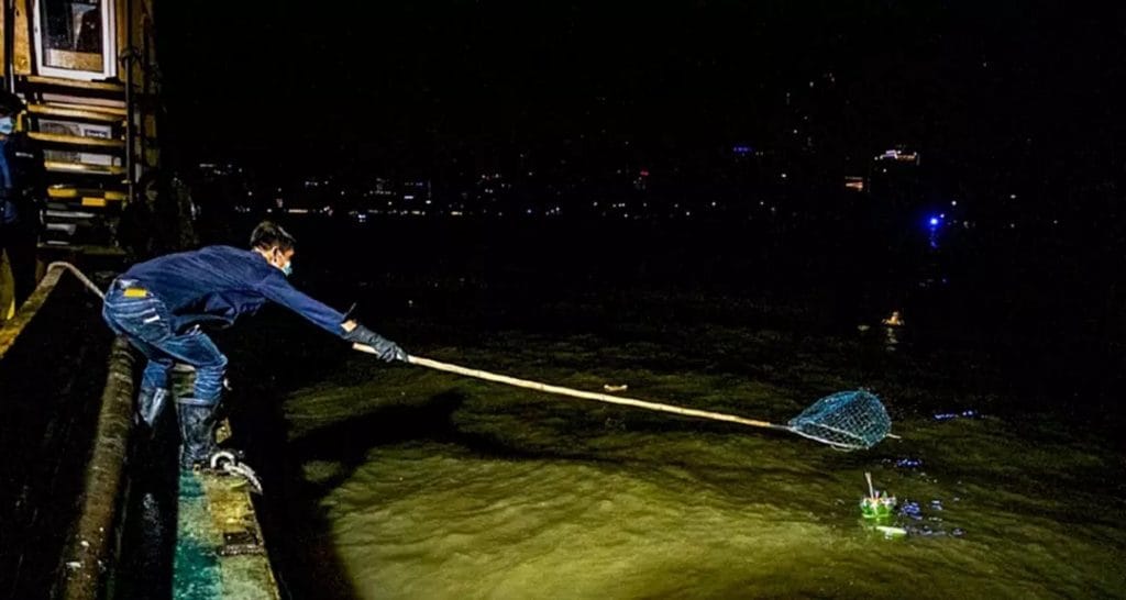BMA vist ontelbare krathongs uit de wateren van Bangkok, de meeste zijn milieuvriendelijk