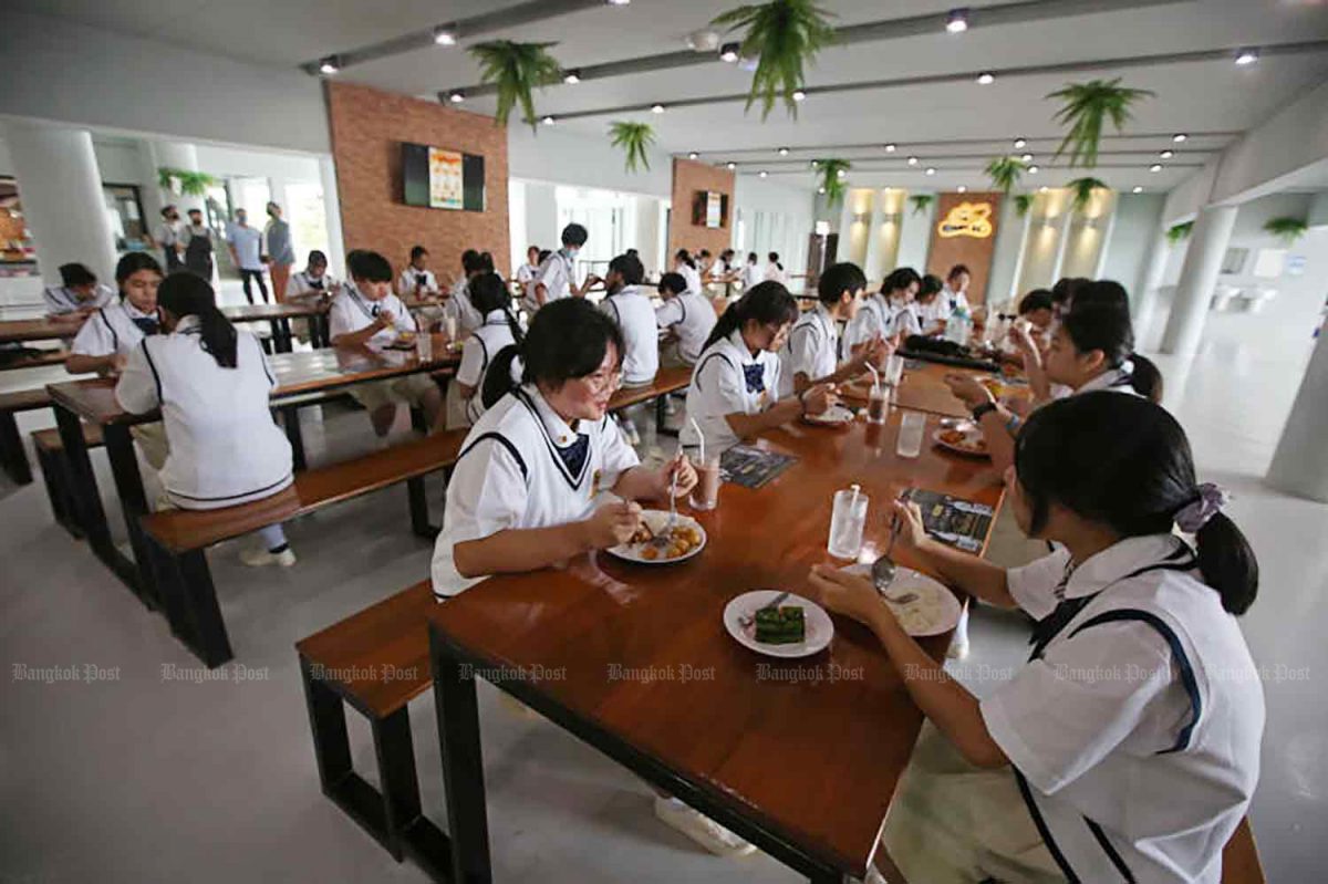 Landelijk zijn er in Thailand 10.000 scholen weer open gegaan