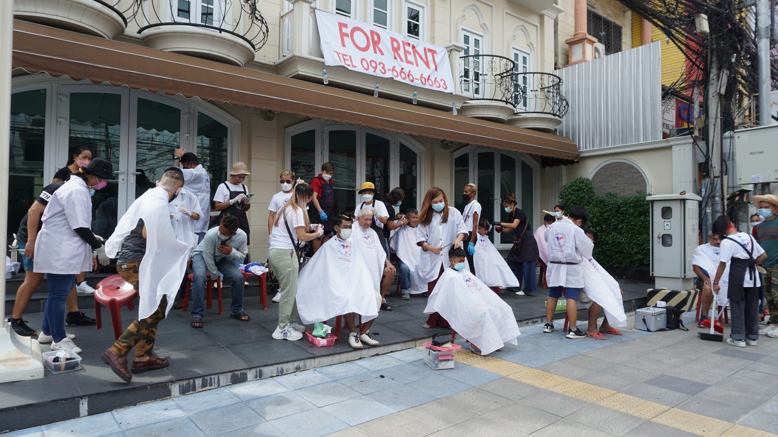 Kappersschool in Pattaya geeft gratis knipbeurten om de lokale bevolking netjes tijden de Covid19 crisis tevoorschijn laten komen