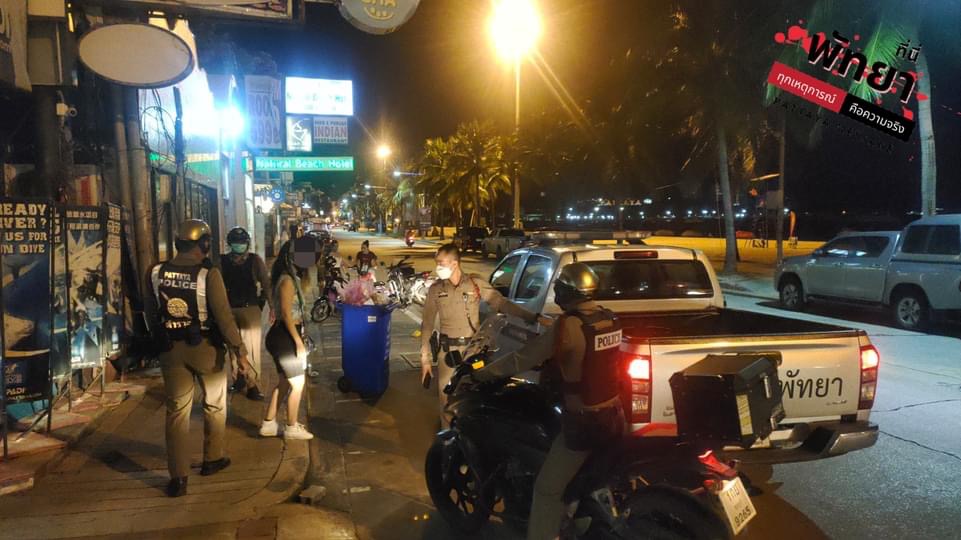 Stadspolitie plukt vermoedelijke ‘dames van plezier” bij het strand van Pattaya op