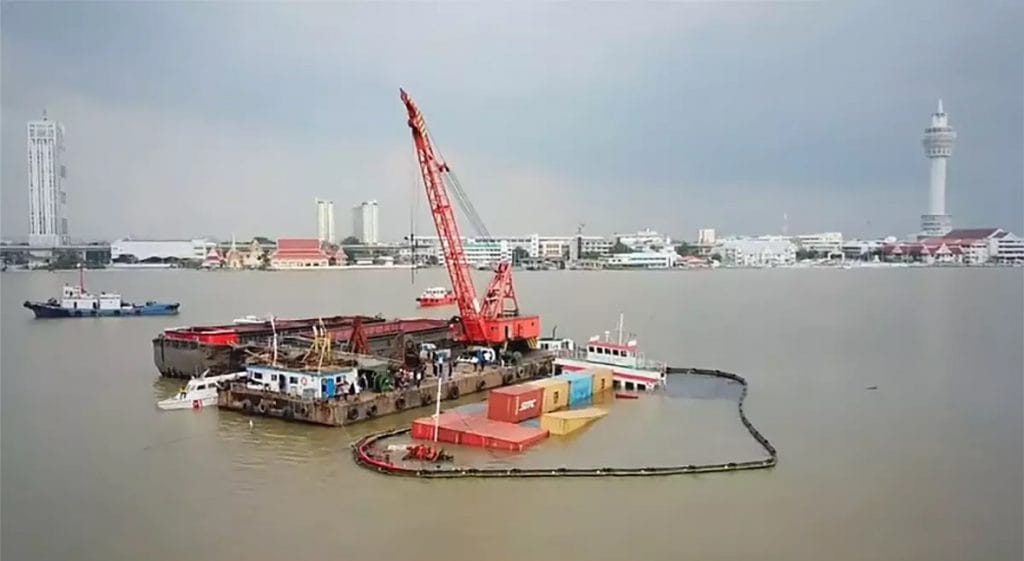 In Samut Prakan zijn er na de aanvaring tussen 2 vrachtschepen 51 containers geborgen