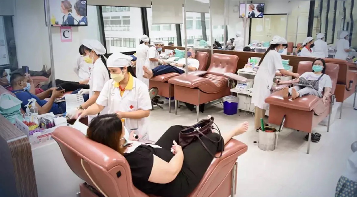 Het Thaise Rode Kruis roept op tot bloeddonaties omdat Thaise ziekenhuizen bijna geen voorraden meer hebben