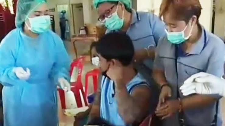 🎥 | Stoere getatoeëerde man is bang om gevaccineerd te worden en bedreigt de verpleging.