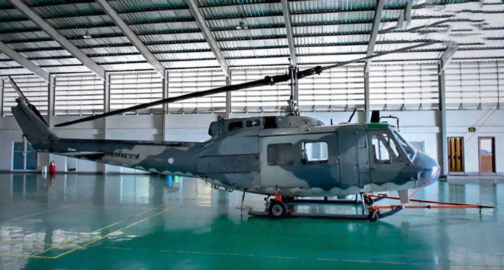 Oude Thaise legerhelikopter “rijp” voor het luchtvaart museum in Bangkok