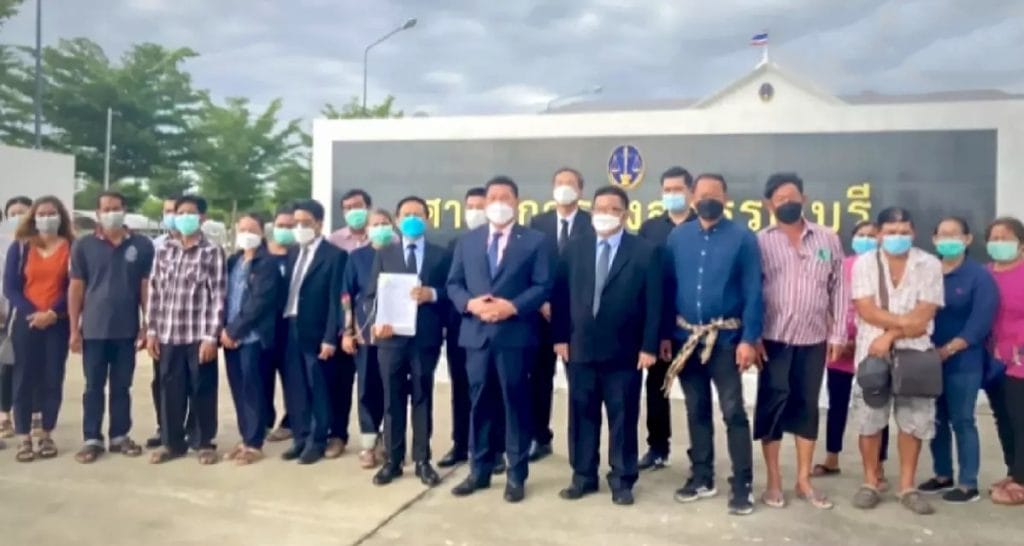 De garnalentelers in Thailand klagen de Thaise overheid met 210 rechtszaken aan na talloze overstromingen