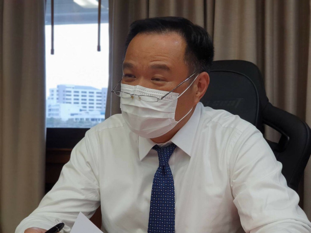 De Thaise minister van gezondheid, khun Anutin Charnvirakul spreekt zich uit over de mogelijk niet-gevaccineerde beperkingen