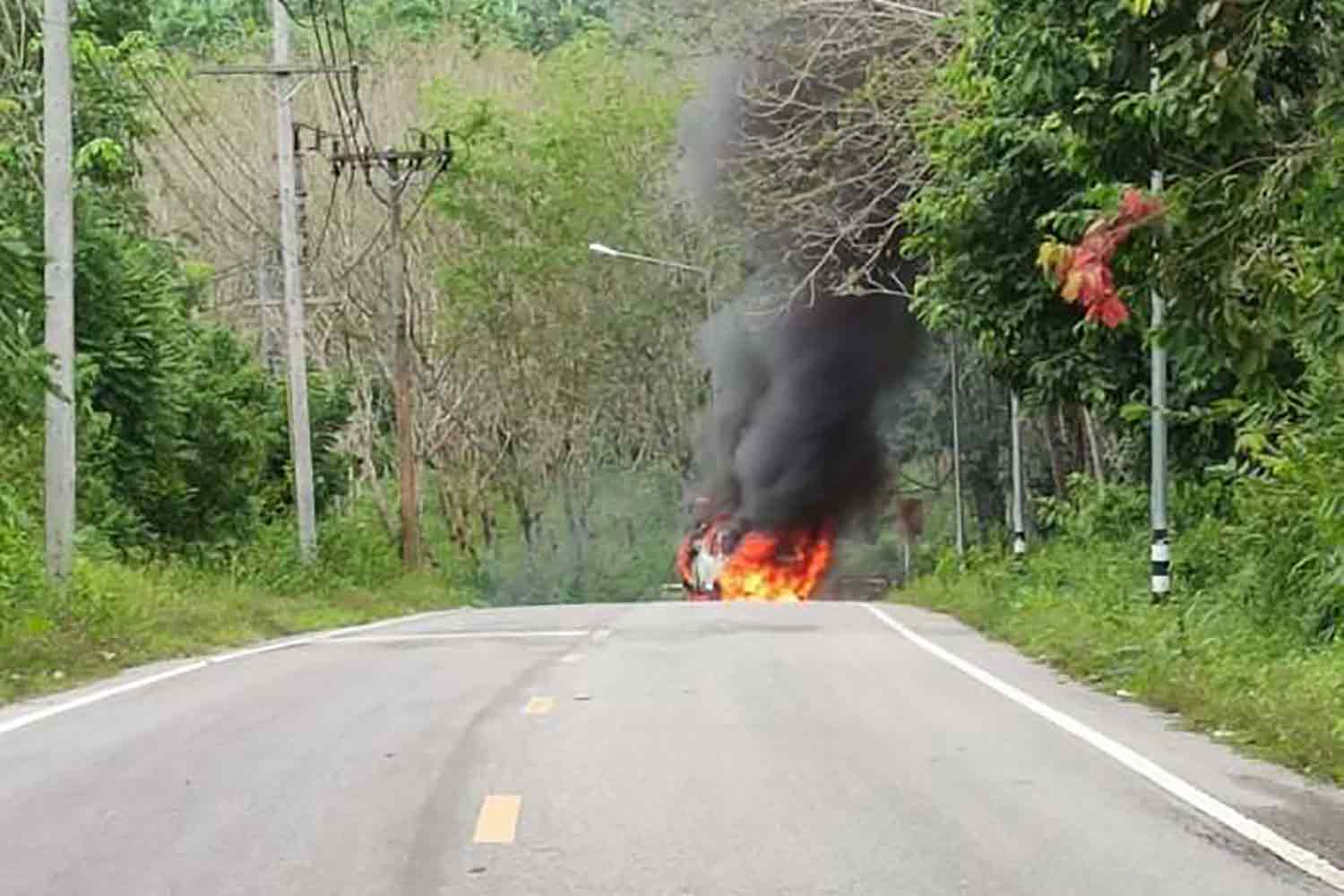 Zes gewapende mannen hebben in het zuiden van Thailand een politieauto beschoten, waarbij twee agenten gewond raakten.