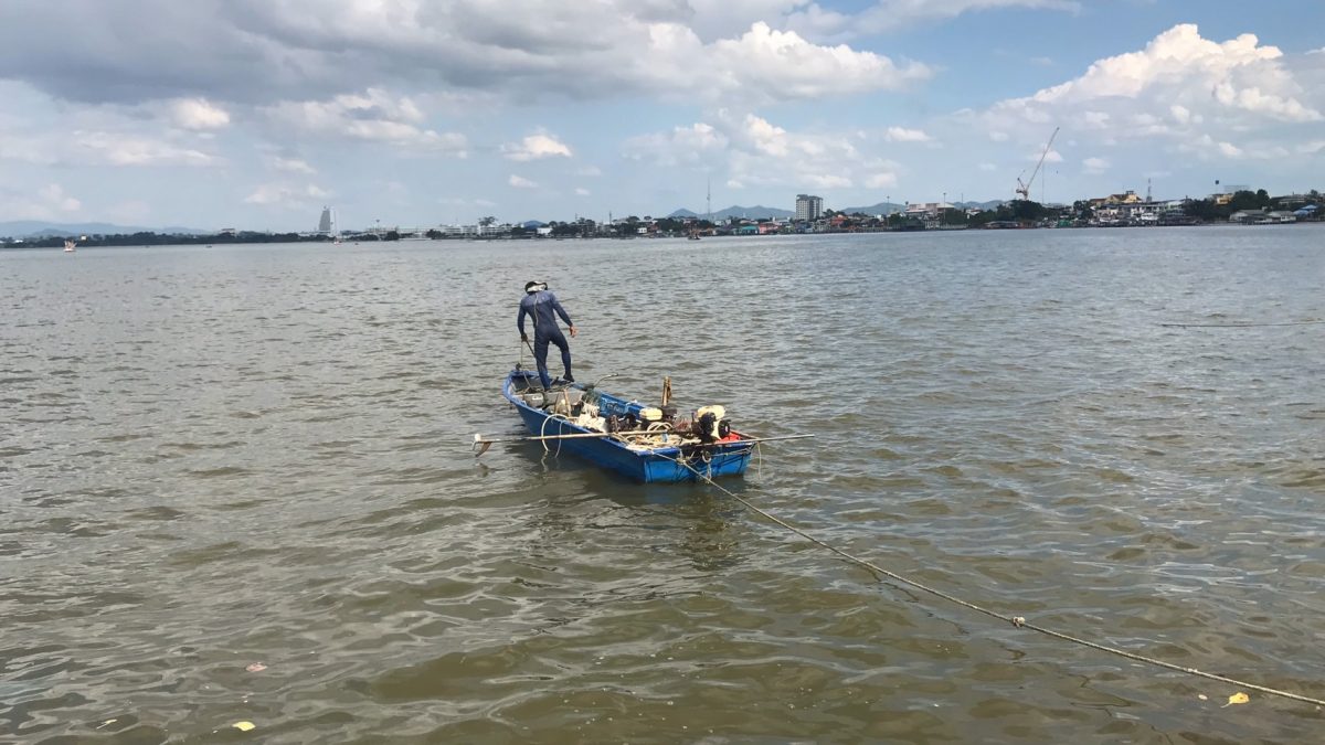 🎥 | Cambodjaanse man komt tijdens het zoeken naar schelpen in de baai van Pattaya te verdrinken 
