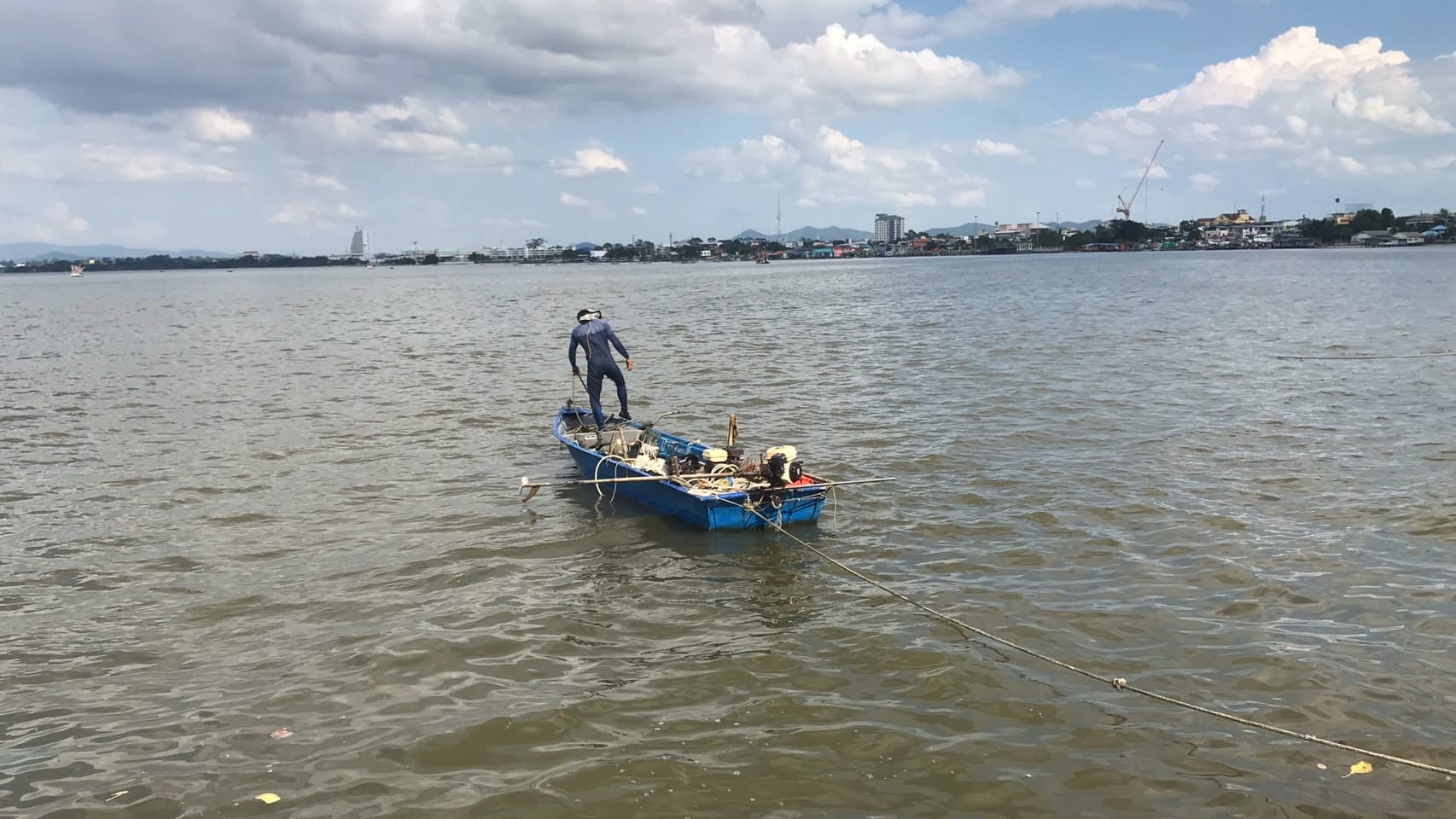 🎥 | Cambodjaanse man komt tijdens het zoeken naar schelpen in de baai van Pattaya te verdrinken
