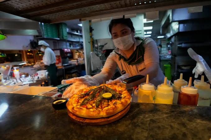 Het restaurantpersoneel in Thailand wordt onder druk gezet om zich te laten vaccineren