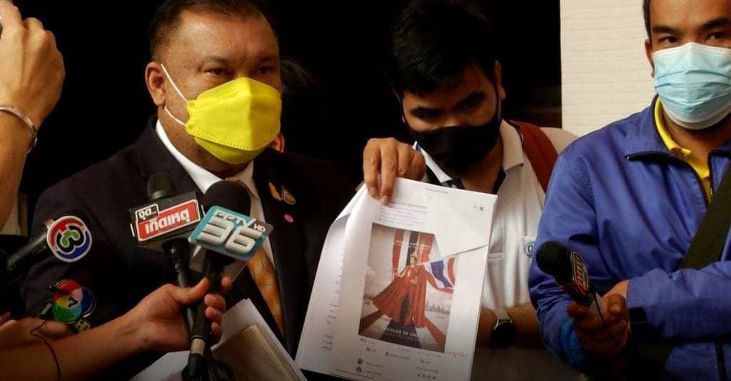 Miss Universe van Thailand beschuldigd van het overtreden van de nationale vlaggenwet