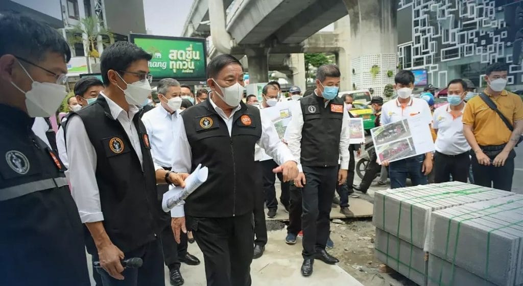 De gouverneur van Bangkok inspecteerde de renovatie van omgeving van het Siam Square