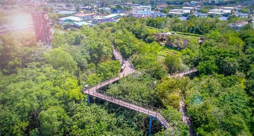 De hoofdstad van Thailand, Bangkok heeft een nieuwe groene long gekregen, het Metro Forest