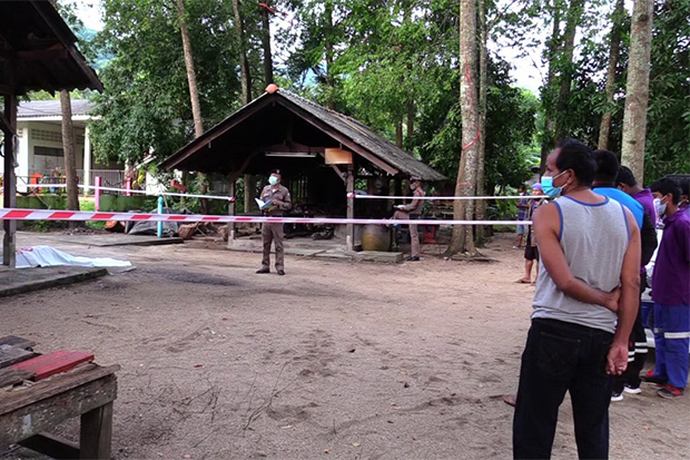 Lijmsnuiver slaat in Zuid Thailand een bejaarde tempelbezoeker met één stuk brandhout van de wereld