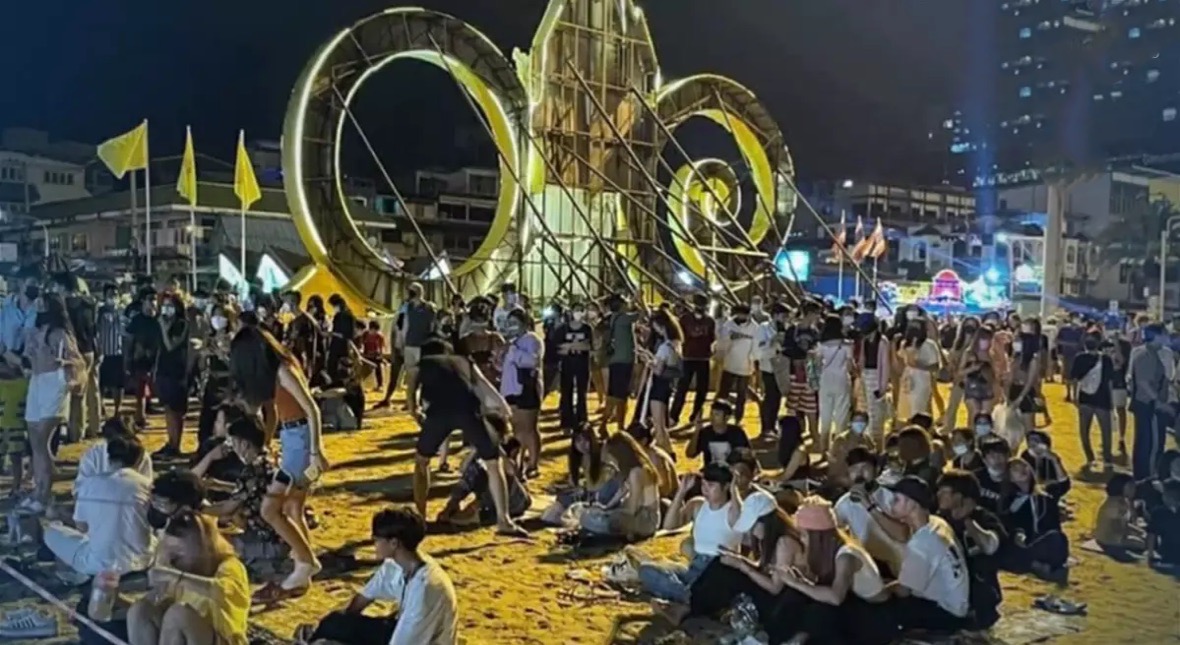 De duizenden van het jongstleden gehouden muziekfestival van Pattaya, geadviseerd om Covid-test te doen