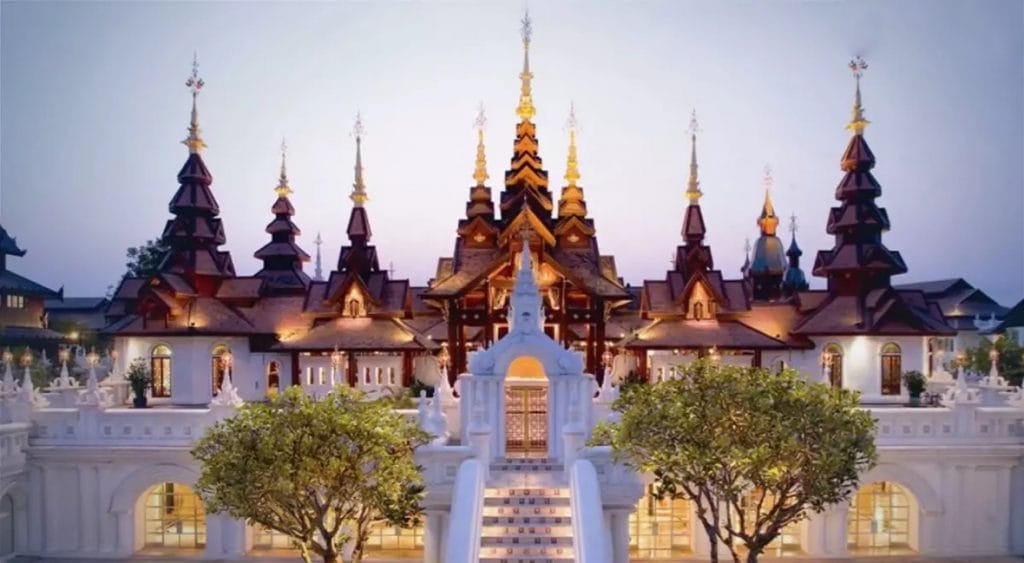 De directeur van het Juridische Executiebureau van Chiang Mai bij de debacle van het Dhara Dhevi Hotel aan de zijkant gezet