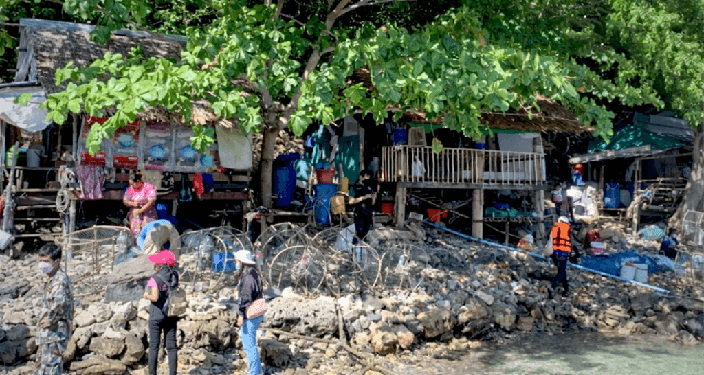 Vissers hebben opdracht gekregen om hun hutten op Phi Phi Don Island te slopen