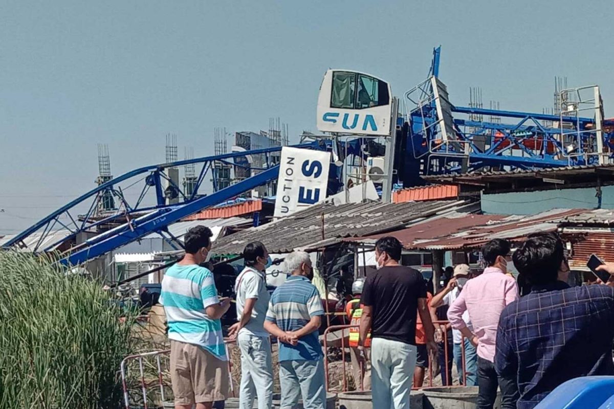 Omvallende bouwkraan in Samut Prakan verplettert voetganger en verwondt 2 anderen