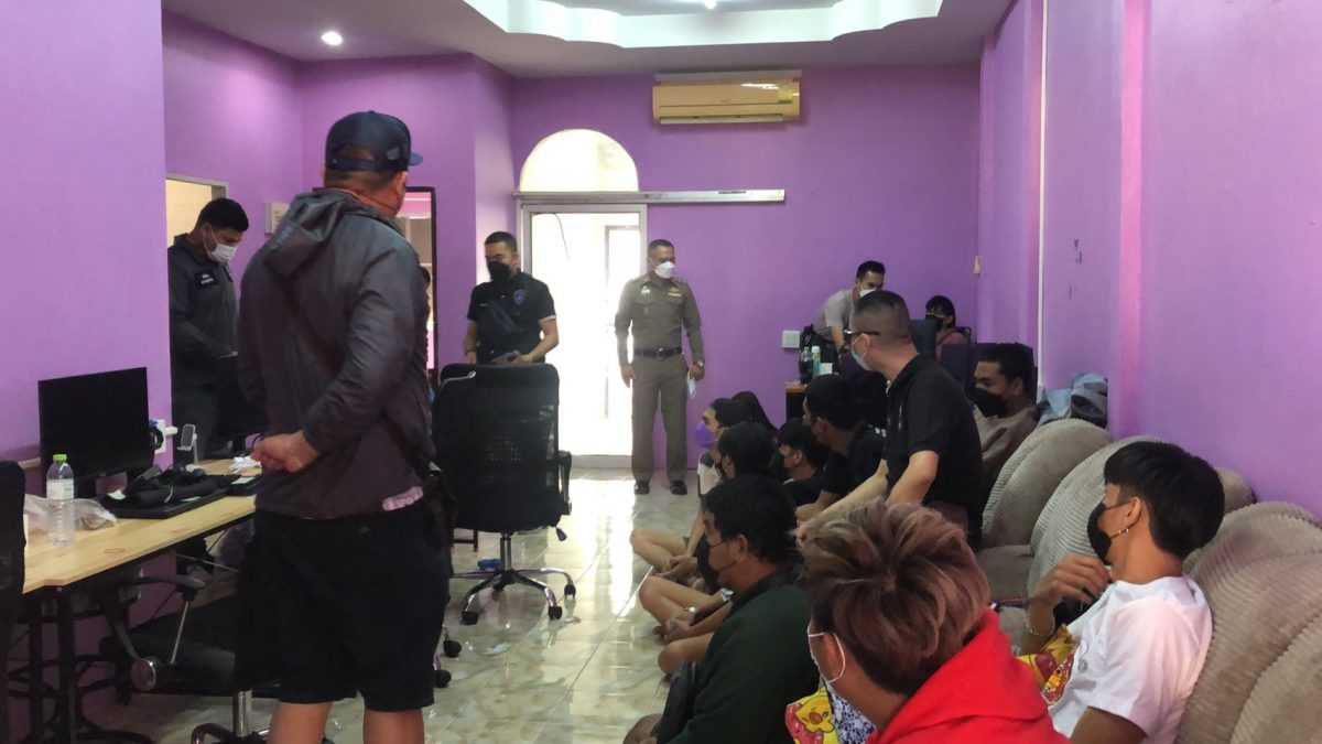 Negentien mensen in vermeend online gokhol Pattaya gearresteerd