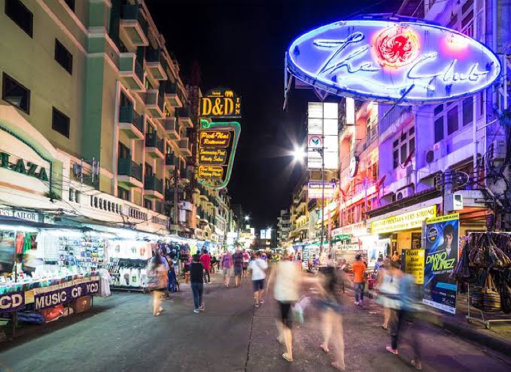 De neonlichten op de Khao San road in Bangkok maken dat steeds meer backpackers hun comeback maken